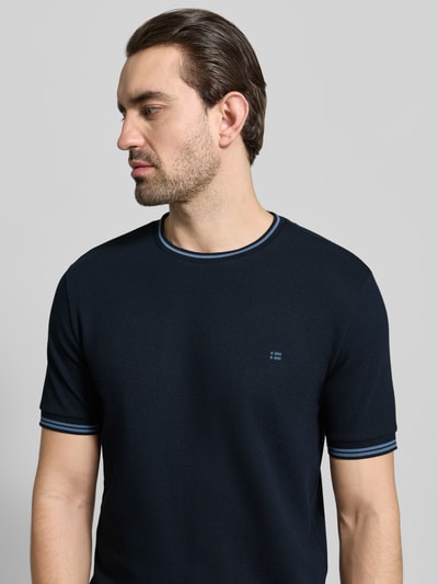 Männermodel trägt T-Shirt mit Strukturmuster und Rundhalsausschnitt von Christian Berg Men, Baumwoll-Elasthan-Mix, Regular-Fit, Nahaufnahme Oberkörper.