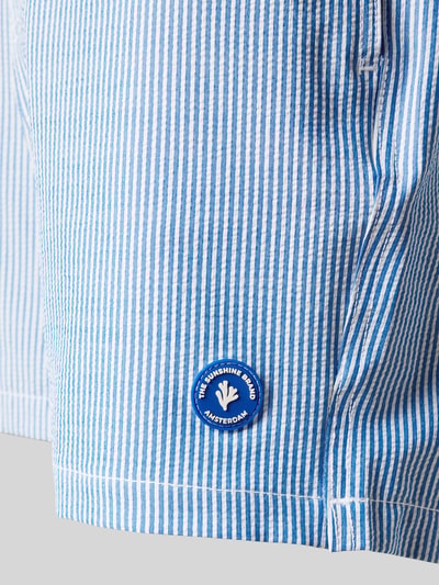 Produktfoto, Badehose mit Label-Detail Modell 'Pete' von Shiwi, blau-weiß gestreift, feine Baumwollstruktur, Regular Fit, Tunnelzug, Detailaufnahme