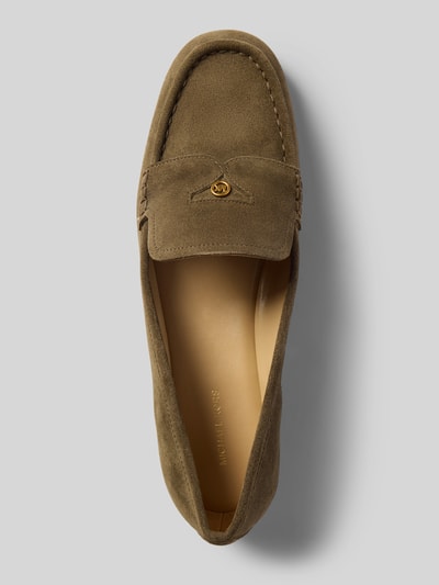 Produktfoto, Penny-Loafer aus echtem Leder Modell 'JENNINGS' von MICHAEL Michael Kors, kolor oliwkowy, zaokrąglony kształt, detal z logo w efekcie metalicznym, gładka podeszwa, wysokość obcasa 1 cm w rozmiarze 40, wysokość cholewki 6 cm w rozmiarze 40, szerokość cholewki 15 cm w rozmiarze 40