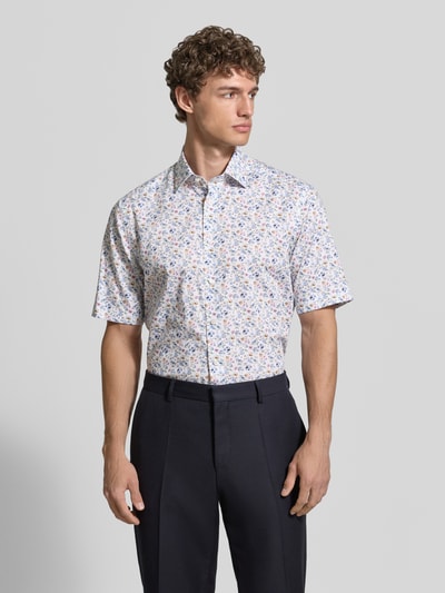 Männermodel trägt Regular Fit Freizeithemd mit Kentkragen von OLYMP, floraler Allover-Print, durchgängige Knopfleiste, Kurzärmelig, Ganzkörperansicht von vorne. Rückenlänge bei Größe 40: 85 cm, Schulterbreite 45 cm, Ärmellänge 28 cm.