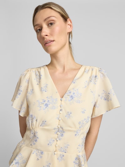 Frauenmodel trägt Damen Bluse von Neo Noir mit floralem Allover-Print, Taillierter Passform, V-Ausschnitt, kurzärmelig, Modell 'Jasmin', Nahaufnahme Oberkörper.