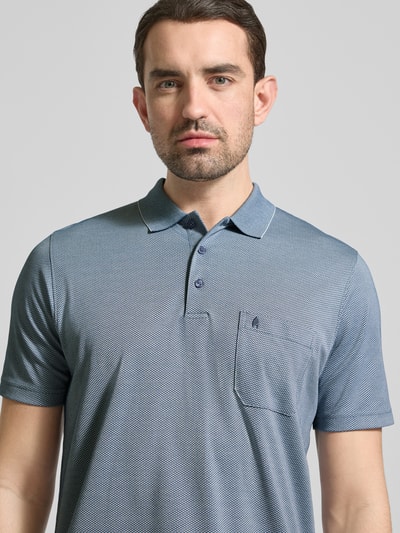 Męski model trägt Regular Fit Poloshirt mit Knopfleiste und Brusttasche von RAGMAN, mieszanka bawełny, krój regular fit, listwa guzikowa, brustasza, długość tyłu w rozmiarze M: 70 cm, widok na górną część ciała z przodu