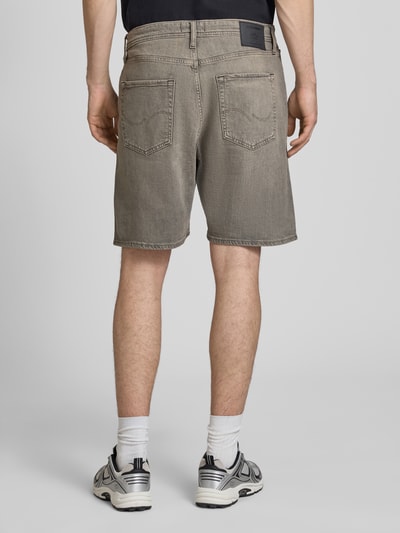 Mannenmodel draagt Relaxed Fit korte jeans model 'TONY' van Jack & Jones, mix van katoen en elastaan, steekzakken, bandwijdte maat M 42 cm, binnenbeenlengte maat M 21 cm, ganzebody aanzicht achteraan.