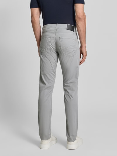 Männermodel trägt Regular Fit Hose mit Eingrifftaschen Modell 'Lyon' von Pierre Cardin in Hellgrau, Baumwoll-Elasthan-Mix, Rückansicht.