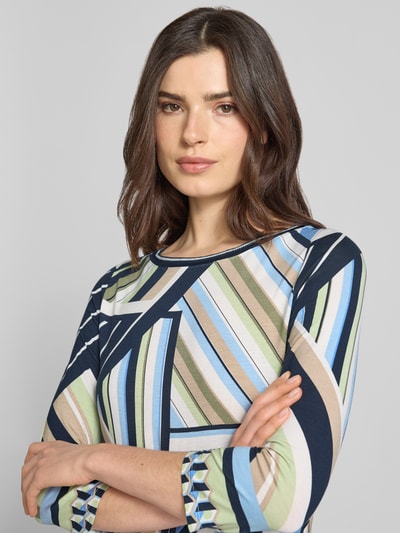 Vrouwenmodel draagt Blusenshirt met 3/4-mouw van Betty Barclay, mix van viscose en elastaan, recht model, ronde hals, ruglengte maat 36: 60 cm, Nahaufnahme Oberkörper