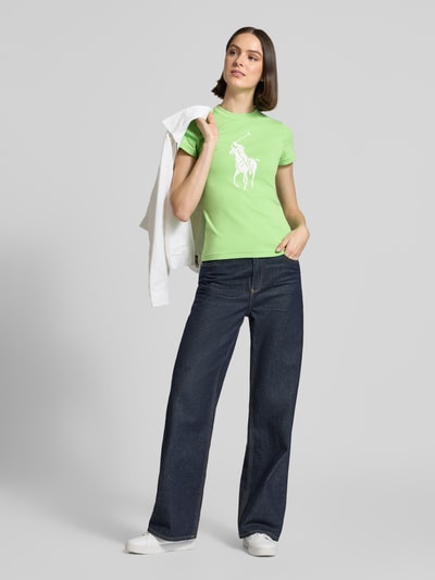 Frauenmodel trägt Slim Fit T-Shirt aus Baumwoll-Mix von Polo Ralph Lauren in Unifarbe mit Logo-Print, Rundhals, Kurzarm, Ganzkörperansicht von vorne.