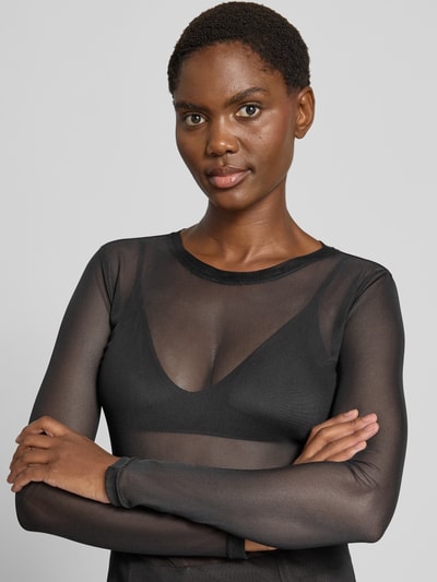 Männermodel trägt bluzka z długim rękawem z okrągłym dekoltem Slim Fit Langarmshirt mit Rundhalsausschnitt Modell 'LOVA' von VERO MODA, czarny, tekstura półprzezroczysta, Nahaufnahme Oberkörper, Damen Langarmshirt von VERO MODA