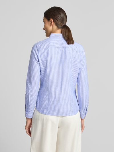 Frauenmodel trägt Hemdbluse aus reiner Baumwolle von Christian Berg Woman, taillierte Passform, blau-weiß gestreift, Ganzkörperansicht Rückansicht