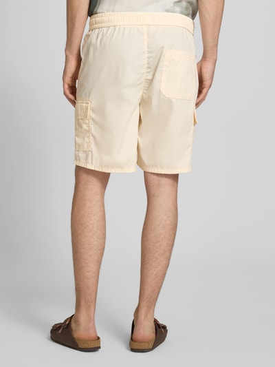 Männermodel trägt Regular Fit Cargoshorts mit Baumwoll-Anteil von Only & Sons, unifarben, elastischer Bund, Popeline-Struktur, Ganzkörperansicht Rückansicht.