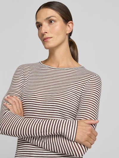 Frauenmodel trägt Longsleeve mit Streifen-Muster von Rich & Royal aus reiner Baumwolle, Glitzer-Details, Nahaufnahme Oberkörper.