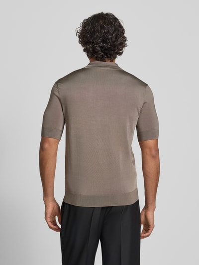 Mannelijk model draagt Regular Fit Poloshirt uit viscose-mix model 'SAYFONG-4' van HUGO, effen jersey, ribboorden, label patch, korte knoopsluiting, polokraag, korte mouw, rugaanzicht.