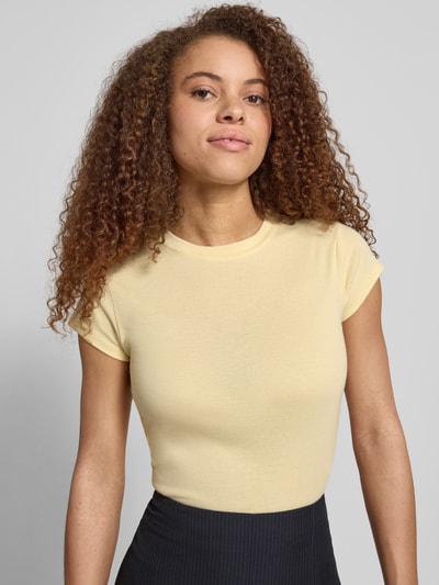 Frauenmodel trägt Damen T-Shirt mit Rundhalsausschnitt Modell 'EVERYDAY' von Topshop, Baumwoll-Mix, Slim Fit, gelb, Nahaufnahme Oberkörper.