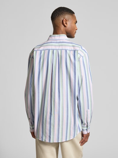 Männermodel trägt Regular Fit Freizeithemd aus reiner Baumwolle von Fynch-Hatton mit pastellfarbenen Streifen und Sportmanschetten, Ganzkörperansicht Rückansicht.