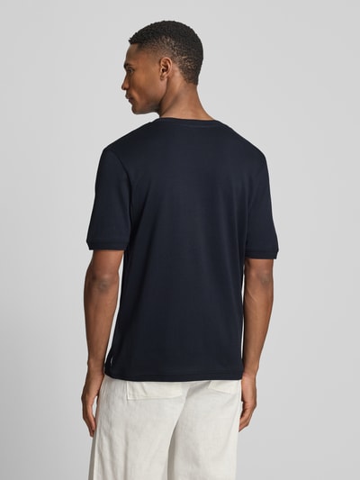 Männermodel trägt Herren T-Shirt von CINQUE, Regular Fit T-Shirt mit Rundhalsausschnitt Modell 'Badi' aus Reine Baumwolle, elastische Ärmelabschlüsse, Rückenlänge bei Größe M 68 cm, Ganzkörperansicht Rückansicht.