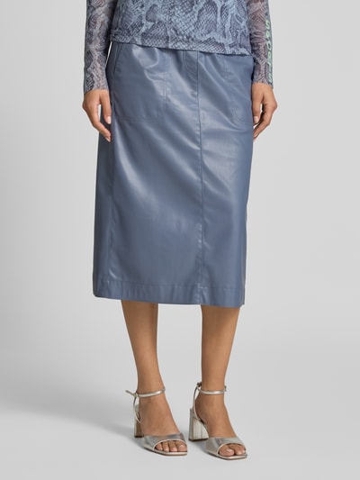 Frauenmodel trägt Midirock in Leder-Optik mit Eingrifftaschen von Marc Cain, straight fit, blaugrau, glatte Textur, Ganzkörperansicht von vorne.