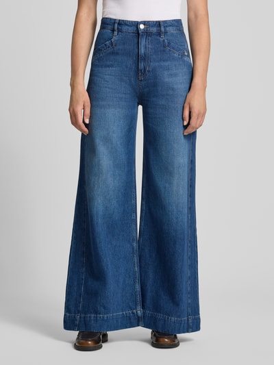 Kobiece modelka nosi jeansy Wide Leg Jeans mit Label-Detail Modell 'Eila' od JOOP!, bawełna, wpuszczane kieszenie, niebieski, szerokość w rozmiarze 27: 38 cm, długość wewnętrzna nogawki w rozmiarze 27: 80 cm, zdjęcie całej sylwetki z przodu.
