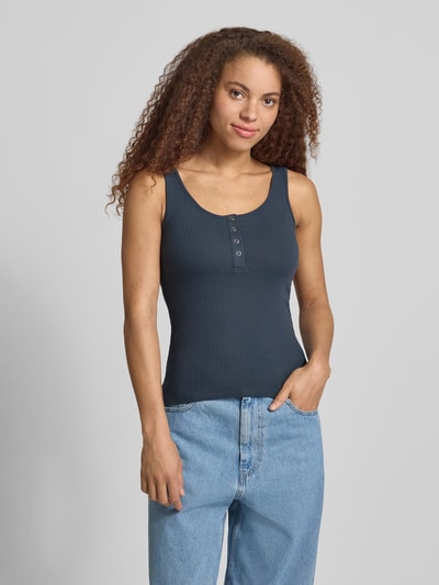 Frauenmodel trägt Slim Fit Tank Top aus Bio-Baumwoll-Mix Modell 'KITTE' von Pieces, unifarben, Ripp-Optik, Nahaufnahme Oberkörper.