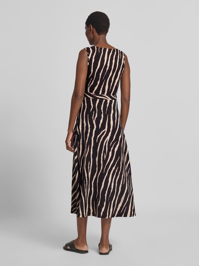 Frauenmodel trägt Midikleid mit Allover-Animal-Print von zero in Schwarz und Beige, ärmellos, taillierte Passform, Ganzkörperansicht Rückansicht.