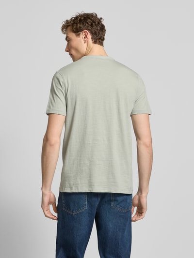Männermodel trägt unifarbenes Regular Fit T-Shirt aus reiner Baumwolle Modell 'TEGOOD' von BOSS Orange, Jersey, Ganzkörperansicht Rückansicht.