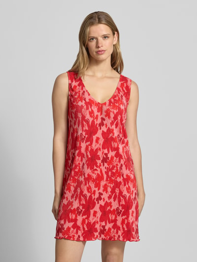 Frauenmodel trägt Fließendes Freizeitkleid mit Allover-Muster von Pieces in Rot mit V-Ausschnitt, breite Träger, Plissee, Mini-Länge, Ganzkörperansicht von vorne.
