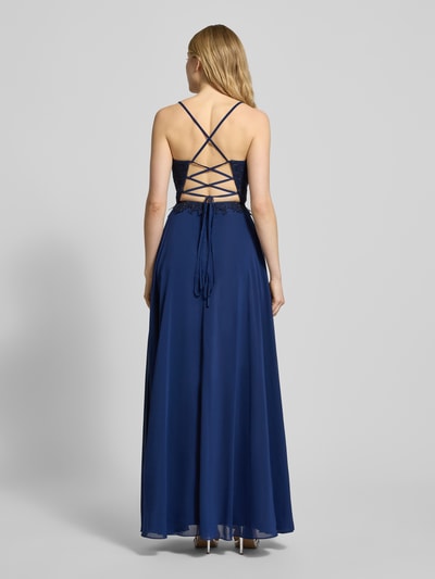 Frauenmodel trägt tailliertes Abendkleid mit Zierbesatz von LUXUAR FASHION in Dunkelblau, Spitzenapplikation, Maxi-Länge, Ganzkörperansicht Rückansicht.