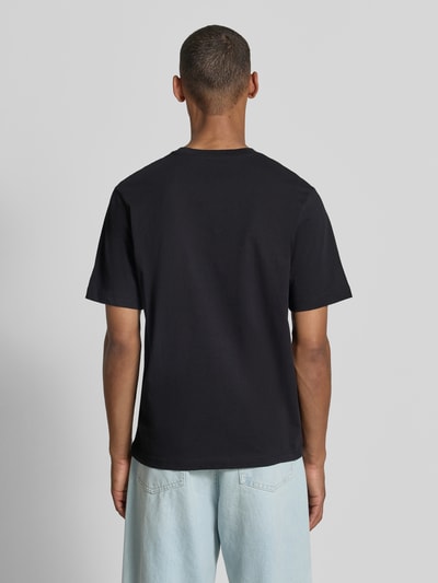 Männermodel trägt T-Shirt mit Label-Print und Rundhalsausschnitt von JACK & JONES, schwarze Baumwolle, Regular Fit, Ganzkörperansicht Rückansicht.