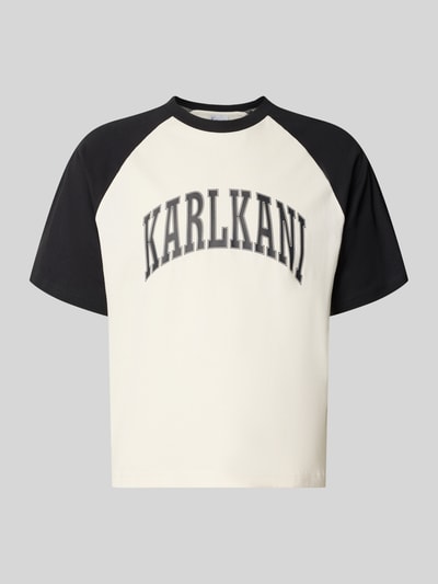 Produktfoto, Boxy Fit T-Shirt mit Label-Print von Karl Kani in Schwarz und Weiß, Rundhalsausschnitt, Reine Baumwolle, Herren T-Shirt, Rückenlänge bei Größe M 64 cm.
