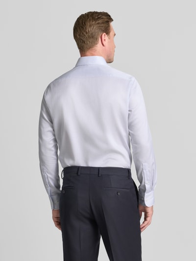 Männermodel trägt Regular Fit Business-Hemd in hochwertiger Two Ply Qualität von Christian Berg Men, jednokolorowy, bawełna, kołnierzyk typu cutaway, splot twill, krój regular fit, długość tyłu 79 cm, szerokość w rozmiarze 40 cm, długość rękawów 66 cm, widok całej sylwetki z tyłu