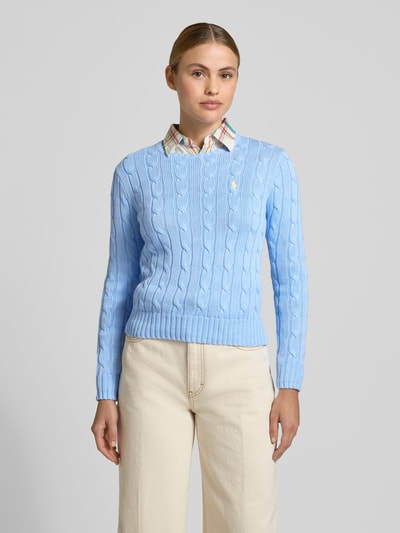 Frauenmodel trägt Regular Fit Strickpullover aus reiner Baumwolle Modell 'JULIANNA-LONG' von Polo Ralph Lauren in Optik: Unifarben mit Zopfmuster, Struktur durch Strick, Crew Neck, Langarm, gerippte Abschlüsse, Ganzkörperansicht von vorne.