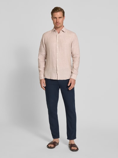 Männermodel trägt Regular Fit Business-Hemd aus Leinen mit Kentkragen von SEIDENSTICKER, hellbeige, strukturierte Leinen-Optik, Ganzkörperansicht von vorne. Rückenlänge 79 cm, Schulterbreite 46 cm, Ärmellänge 67 cm bei Größe 40.