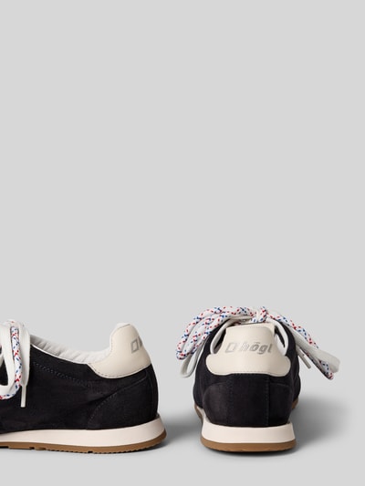 Produktfoto, Sneaker aus Leder mit Schnürung von Högl, schwarze Farbe, abgerundete Spitze, Gummisohle, dezente Struktur, sichtbares Branding, Absatzhöhe 1 cm, Schafthöhe 8 cm, Schaftweite 9 cm.