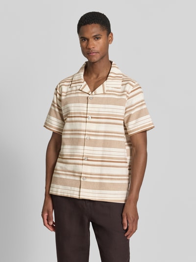 Männermodel trägt Regular Fit Freizeithemd mit Reverskragen Modell 'Carlo' von Zuitable aus Baumwoll-Mix, Allover-Look, Knopfleiste, Ganzkörperansicht von vorne, Rückenlänge 70 cm, Schulterbreite 45 cm, Ärmellänge 26 cm.