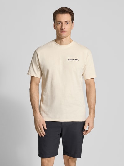 Männermodel trägt T-Shirt mit Label-Stitching von Scotch & Soda, Reine Baumwolle, Regular-Fit, Rundhalsausschnitt, Vorderansicht Ganzkörperansicht.