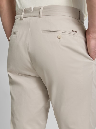Männermodel trägt Slim Fit Hose aus Baumwoll-Mix Modell 'H-GENIUS' von BOSS, Optik: Unifarben, Detailaufnahme Rückansicht.