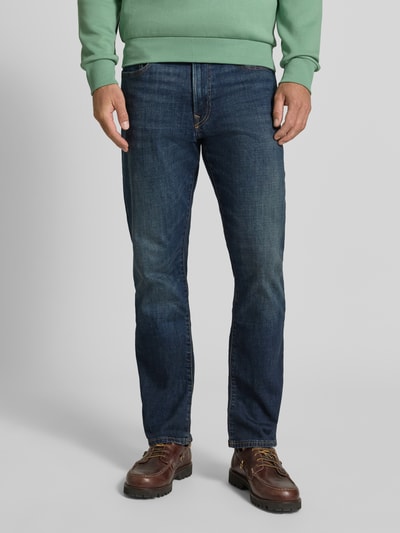 Männermodel trägt Straight Fit Jeans aus Baumwoll-Mix Modell 'HAMPTON' von Polo Ralph Lauren in Dunkelblau, Ganzkörperansicht von vorne. Herren Straight Fit Jeans von Polo Ralph Lauren.