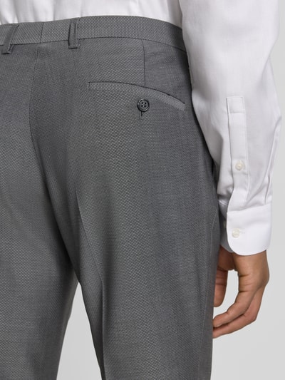 Männermodel trägt Slim Fit Anzughose mit Bügelfalten Modell 'Cedric' von CG - Club of Gents aus Reine Baumwolle, Detailaufnahme Rückansicht.
