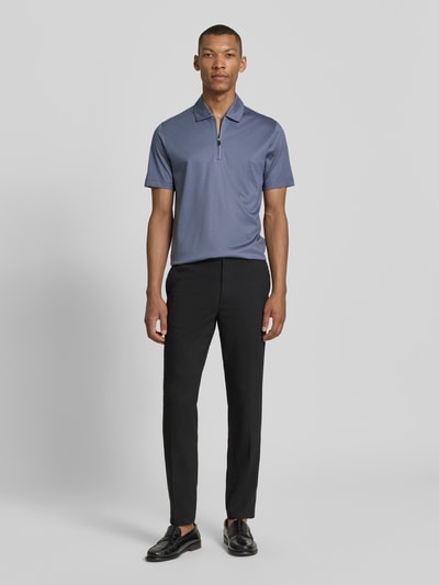 Männermodel trägt Regular Fit Poloshirt aus Lyocell-Baumwoll-Mix Modell 'H-PARAS 50' von BOSS, Optik: Unifarben, Ganzkörperansicht von vorne.