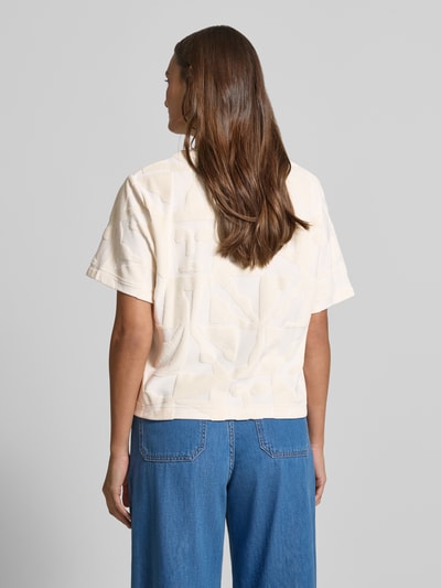Frauenmodel trägt T-Shirt im Allover-Look Modell 'NABI' von ICHI, Creme mit geometrischem Muster, Baumwoll-Mix, Ganzkörperansicht Rückansicht.