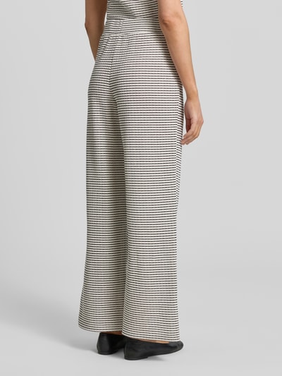 Frauenmodel trägt Regular Fit Weite Hose aus Baumwoll_Mix von Tom Tailor Denim, Two-Tone-Optik, gestreift, Strick, Ganzkörperansicht Rückansicht.