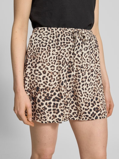 Frauenmodel trägt Shorts aus Viskose mit elastischem Bund von Jake*s Casual, Leo-Allover, Regular Fit, Nahaufnahme Oberkörper.