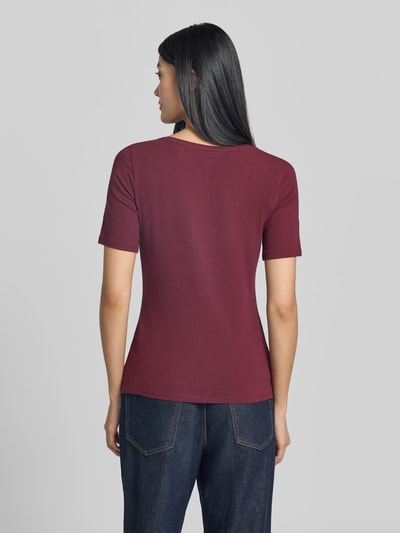 Frauenmodel trägt T-Shirt mit Rundhalsausschnitt und 1/2-Arm von Jake*s Casual in Bordeaux, Slim Fit aus Baumwoll-Elasthan-Mix, Ganzkörperansicht Rückansicht.