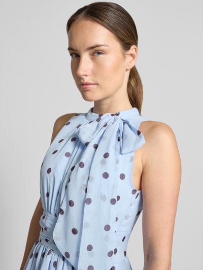 Vrouwenmodel draagt avondjurk met ruches, getailleerde pasvorm, ronde hals, mouwloos design, sierstrik, Model 'Marli' van Neo Noir, Nahaufnahme Oberkörper