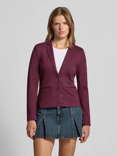 Kobiece model prezentuje Slim Fit Kurzblazer aus Viskose-Mix Modell 'POPTRASH' von ONLY w kolorze bordowym, dżinsowa spódnica, widok całej sylwetki z przodu, damski krótki żakiet ONLY.