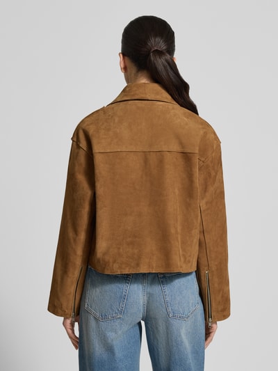 Frauenmodel trägt Lederjacke mit Reverskragen Modell 'Kaia' von STAND STUDIO aus Ziegenvelours in Braun, Gerader-Schnitt, Rückenansicht. Rückenlänge: 50 cm, Schulterbreite: 45 cm, Brustweite: 58 cm, Ärmellänge: 67 cm, Größe 36.