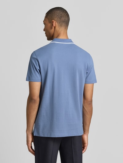 Męski model nosi Modern Fit Poloshirt mit Logo-Stitching od Christian Berg Men w kolorze niebieskim, czysta bawełna, krój modern fit, polokołnierzyk, haftowane logo, długość pleców w rozmiarze M: 71 cm, pełny widok sylwetki od tyłu.
