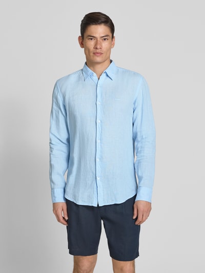 Männermodel trägt Regular Fit Freizeithemd aus reinem Leinen Modell 'RELEGANT' von BOSS Orange in Hellblau, Ganzkörperansicht von vorne.
