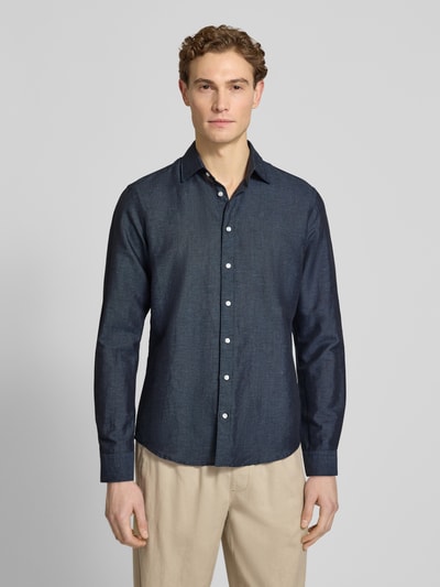 Mannenmodel draagt Regular Fit vrijetijdsoverhemd uit linnenmix van Jake*s, donkerblauw, kentkraag, knoopsluiting, regular fit, ruglengte maat M 75 cm, schouderbreedte 50 cm, mouwlengte 66 cm, mix van katoen en linnen, voorkant volledige lichaamsweergave.