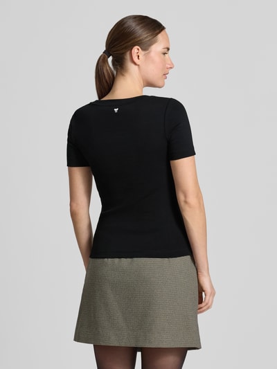 Vrouwenmodel draagt zwart Regular Fit T-shirt uit mix van katoen en modal model 'WKDMULTIJ' van Weekend Max Mara, dames t-shirt, volledig zicht van achteren.