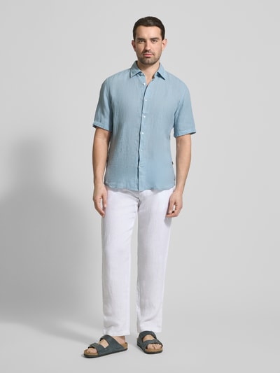Męski model nosi Regular Fit Freizeithemd aus reinem Leinen Modell 'RASH' von BOSS Orange, efekt: jednolity kolor, krój regular fit, nadruk z logo, kołnierzyk typu kent, na całej długości listwa guzikowa, krótki rękaw, cieniowana przędza, materiał: len, całopostaciowy widok z przodu