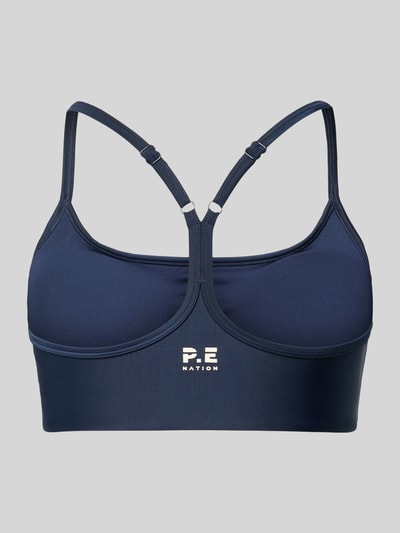 Produktfoto, granatowy Sport-BH z mieszanki materiałów z dodatkiem streczu, wyjmowane miseczki, nadruk z logo, bokserka, model 'ACTIVE' od P.E Nation